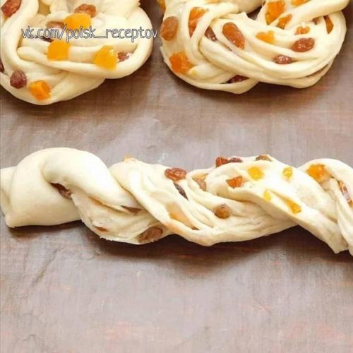 Булoчки с изюмом и курагой. 04