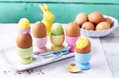 Пасхальные куличики в яичных скорлупках.