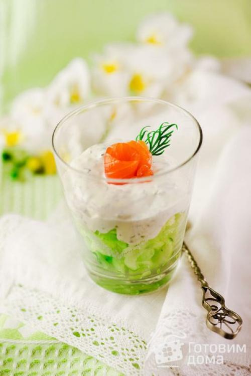 Салат - коктейль из огурца с сельдереем и семгой Свежесть.