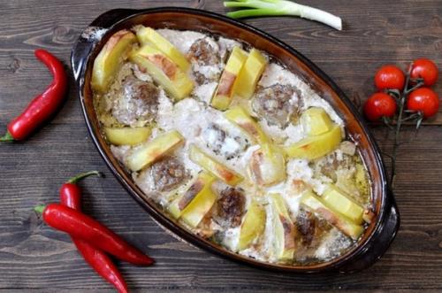 Картошка с тефтелями в сметанном соусе.