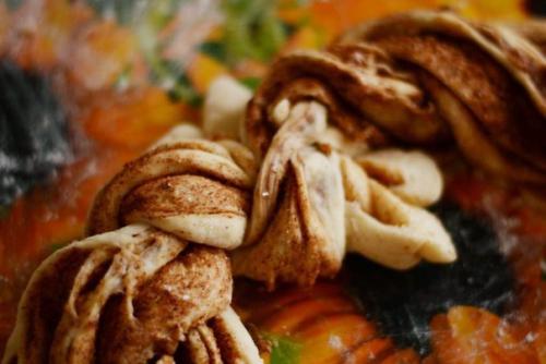 Крендель с корицей и орехами. 06