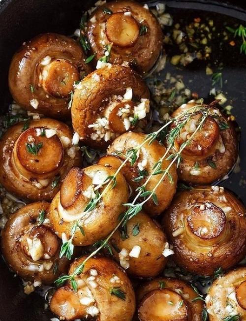 Запечённые шампиньоны в масляно - чесночном соусе.