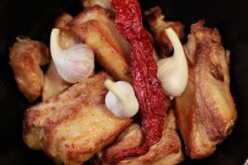 Вкуснейшая грудинка в луковом соусе. 05