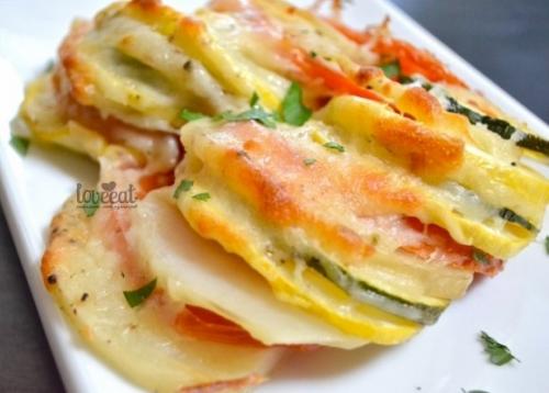 Весенняя радуга: разноцветные овощи, запеченные с сыром.