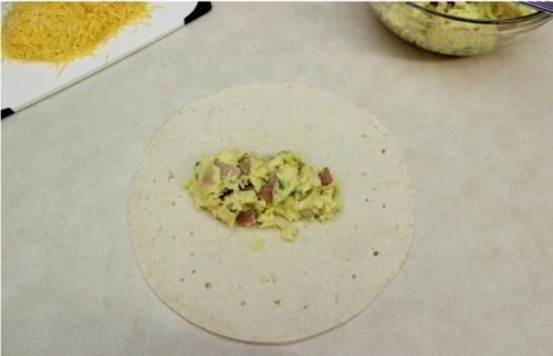 Очень простой рецепт с ветчиной и сыром буррито. 06