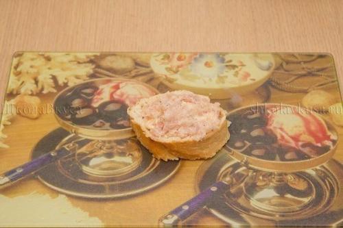 Куриная грудка на бутерброды в духовке. Горячие бутерброды с курицей запеченные в духовке.