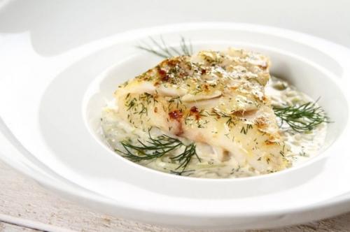 Салат Нептун. атака. Ингредиенты:  300 г креветок, 300 г кальмаров, 200 г крабовых палочек, 5 яиц, 130 г красной икры, майонез.