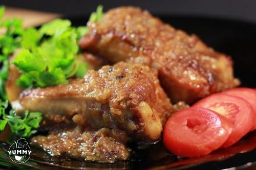 Вкуснейшая грудинка в луковом соусе.