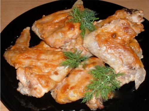 Куриные крылышки запечённые в духовке, маринованные в майонезе и чесноке. Куриные крылышки запечённые в духовке, маринованные в майонезе и чесноке.