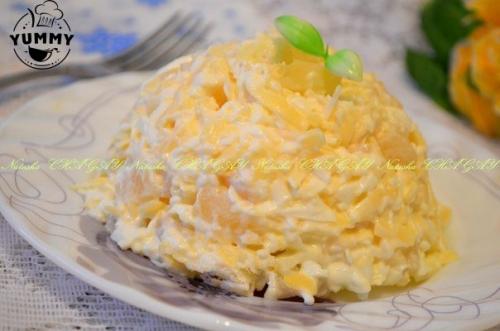 Салат с ананасами, сыром и чесноком. 04