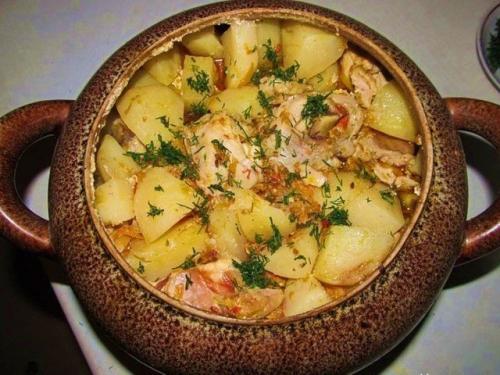 Мясо по-французски в горшочках.
