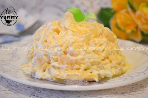 Салат с ананасами, сыром и чесноком.