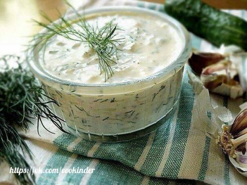 Соус - закуска из йогурта, свежего огурца и чеснока.