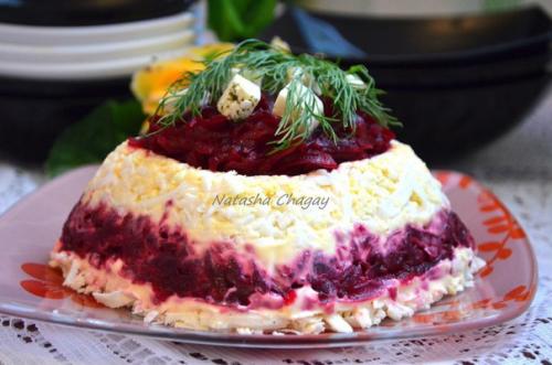 Салат со свеклой и адыгейским сыром.