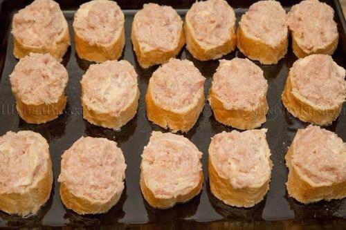 Куриная грудка на бутерброды в духовке. Горячие бутерброды с курицей запеченные в духовке.