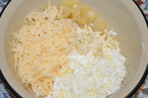 Салат с ананасами, сыром и чесноком. 03