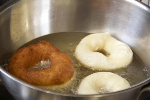 Гостовские пончики.   Вот эти пончики, гостовские, вкусны до безобразия, даже при моем практически полном равнодушии к жареному во фритюре тесту. 04