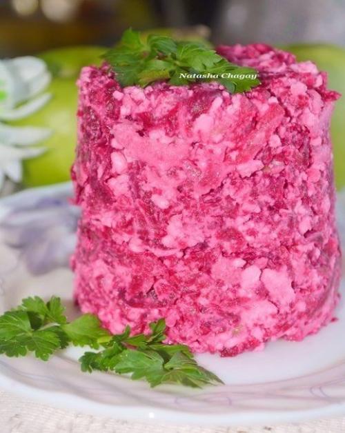 Салат из свеклы с творогом.