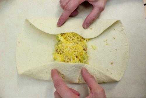 Очень простой рецепт с ветчиной и сыром буррито. 07