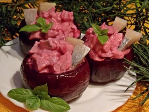 Свекла, фаршированная селедочным салатом.