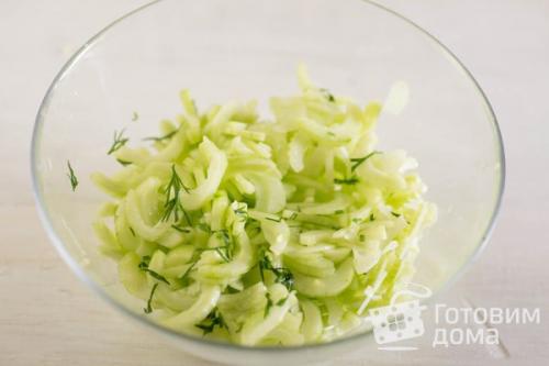 Салат - коктейль из огурца с сельдереем и семгой Свежесть. 03