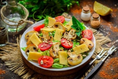 Зеленый салат с грибами. Зеленый салат с грибами.