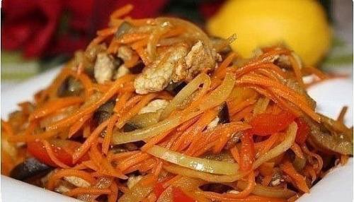 Салат из баклажанов с мясом и болгарским перцем.