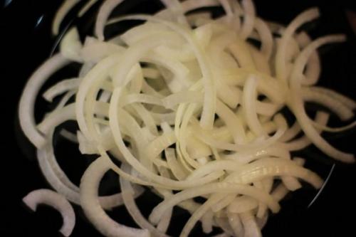 Вкуснейшая грудинка в луковом соусе. 04