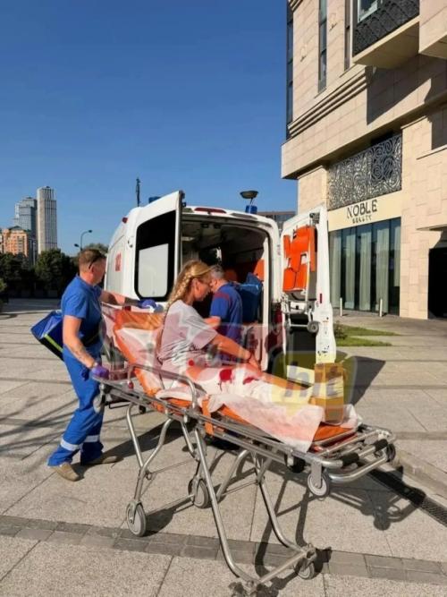 Ужас!  Ольга Бузова была госпитализирована - после приезда в Москву она упала у себя дома и получила глубокий разрез на колене. 01