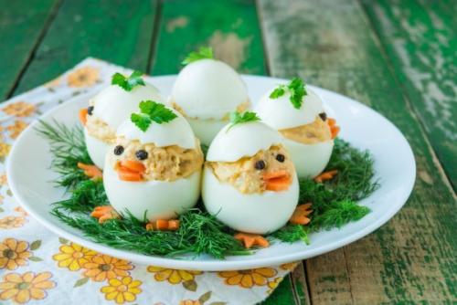 Фаршированные яйца в виде цыплят.