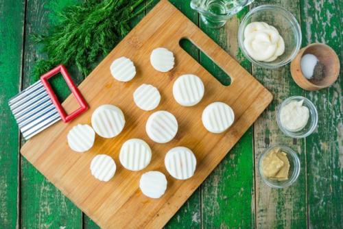 Фаршированные яйца в виде цыплят. 03