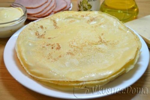 Блинные рулетики с начинкой из ветчины и сыра. 01