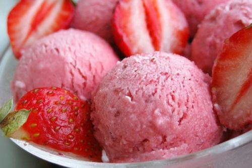 Эта дама неадекватная, из-за неё я ровно год назад провела большую часть своего выпускного в слезах.