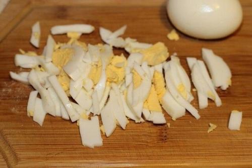 Салат из кальмаров, корейской морковки и яиц. 03