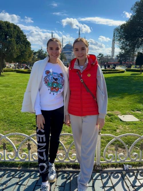 Арина Аверина призналась, что её ранили постоянные сравнения с сестрой - близнецом Диной. 01