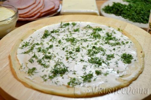 Блинные рулетики с начинкой из ветчины и сыра. 02