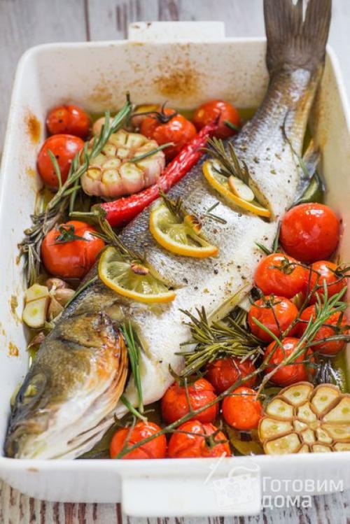 Сибас, запеченный с помидорами и чесноком. Сибас, запеченный с помидорами и чесноком.