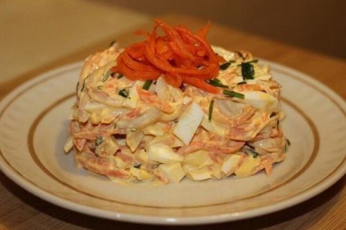 Салат из кальмаров, корейской морковки и яиц.