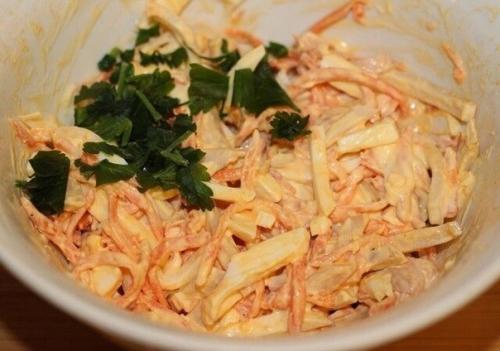 Салат из кальмаров, корейской морковки и яиц. 04