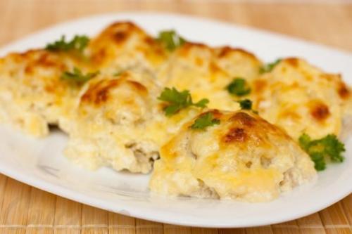 Куриные шарики в сырно - сливочном соусе.