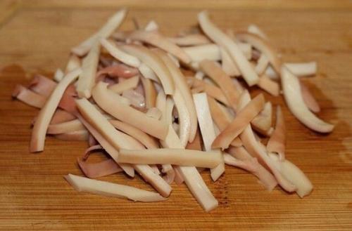 Салат из кальмаров, корейской морковки и яиц. 01