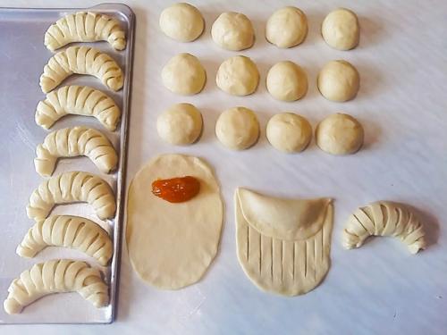 Рогалики с джемом. Рогалики с абрикосовым джемом.