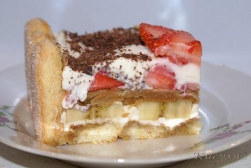 Бананово - клубничный тортик по мотивам тирамису.