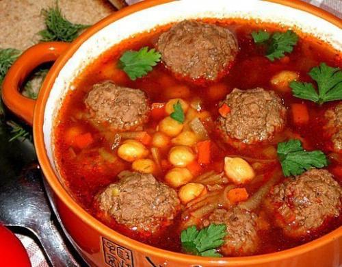 Томатный суп с мясными фрикадельками и нутом.