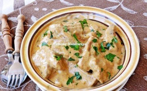 Мясо тушеное со сметанкой.