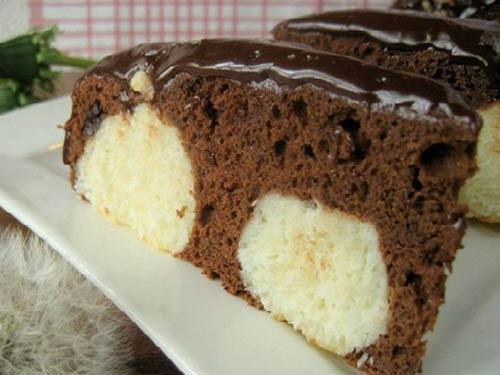 Красивый шоколадный пирог с творожными шариками.