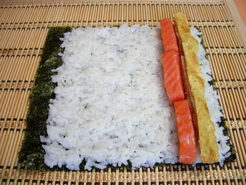 Суши.   Рецепт приготовления роллов я нашла на одном из кулинарных сайтов и это мой первый опыт. 05