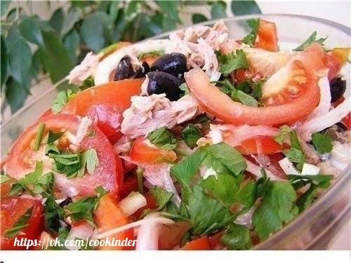 Салат из помидоров с тунцом.