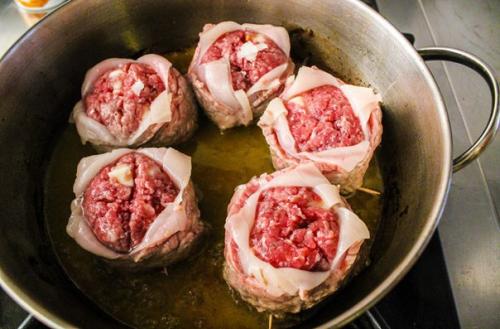 Мясные тюльпаны.  Мы берем 5-6 тонко нарезанных кусков говядины. 08