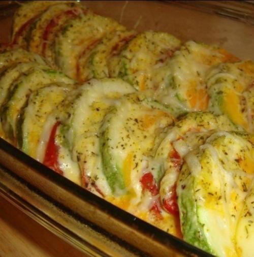 Кабачки, запеченные с помидорами и сыром.